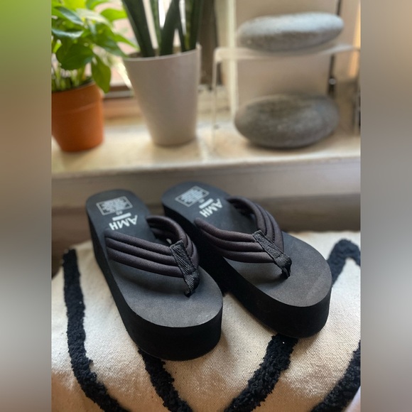 Sandals - Picture 3 of 4